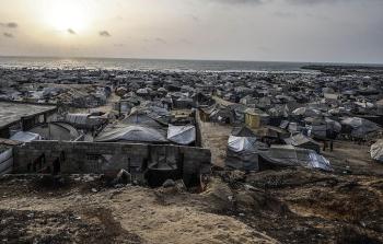 خيام النازحين على شاطئ بحر غزة