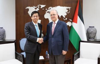 رئيس الوزراء الفلسطيني محمد مصطفى ونائب وزير الخارجية البرلماني الياباني