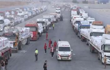 الهلال الأحمر المصري يدفع 180 شاحنة تحمل نحو 4400 طن مساعدات إلى غزة.jpg