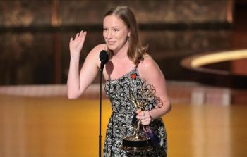 الممثلة اليهودية إينبندر تحصد جائزة إيمي وتهتف 