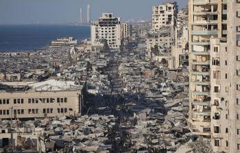 اكتظاظ خيم النازحين على شارع الرشيد غرب مدينة غزة