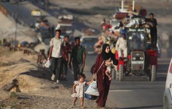 نازحون بينهم أطفال من مدينة غزة