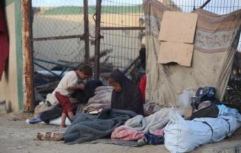 مئات العائلات تفترش الأرض بعد أن نزحت من شمال القطاع إلى جنوبه