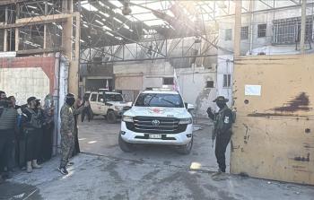 تسليم الأسرى للصليب الأحمر