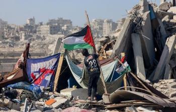 طفل يرفع العلم الفلسطيني وسط الدمار في قطاع غزة