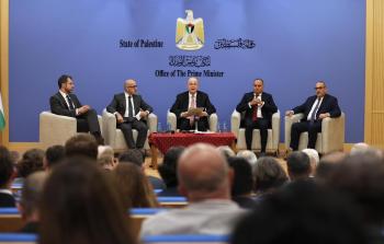 محمد مصطفى خلال الاجتماع