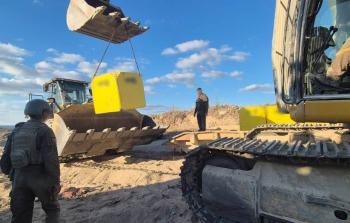 وضع المكعبات الصفراء الإسرائيلية في شرق قطاع غزة