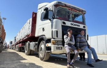 شاحنات مساعدات أمام معبر رفح