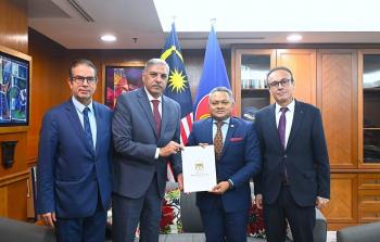 السفير جهاد القدرة يقدم نسخة من أوراق اعتماده كسفير مفوض لدى ماليزيا