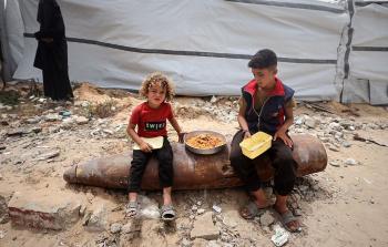 طفلان يجلسان على صاروخ غير متفجر في غزة