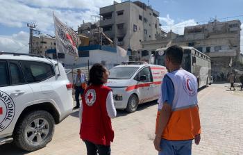 الصليب الأحمر يسلّم شحنة طبية جديدة لمستشفيات ومرافق طبية بغزة