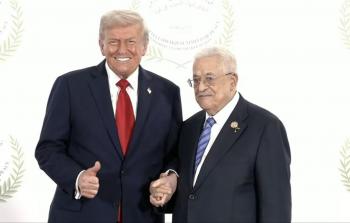 ترامب والرئيس محمود عباس خلال قمة السلام في شرم الشيخ