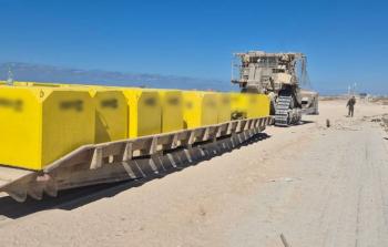 إسرائيل تضع مكعبات الخط الاصفر في قطاع غزة لمنع المواطنين من التقدم