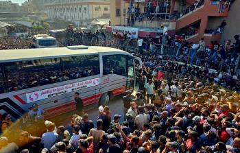 وصول الأسرى المحررين إلى مجمع ناصر الطبي في خانيونس