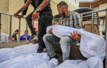 غزة - 5 شهداء وعالقون بقصف عدة منازل بمخيم الشاطئ