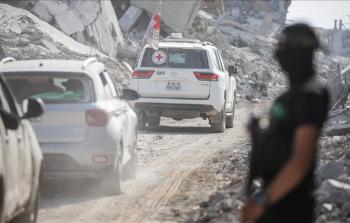 عناصر من القسام برفقة الصليب الأحمر