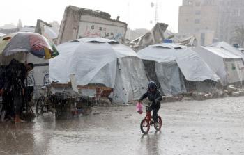 الشتاء وسط خيام النازحين - طقس فلسطين