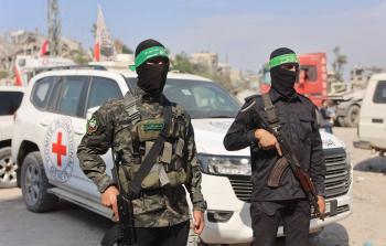 عناصر القسام برفقة طواقم الصليب الأحمر