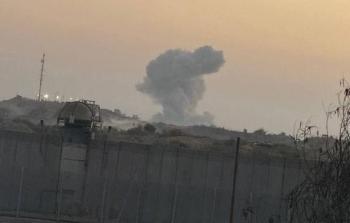 تصاعد أعمدة الدخان عقب تدمير الاحتلال مبانٍ فلسطينية في شمال قطاع غزة اليوم الجمعة