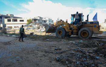 جرافات تقوم بفتح الطرق في غزة - توضيحية