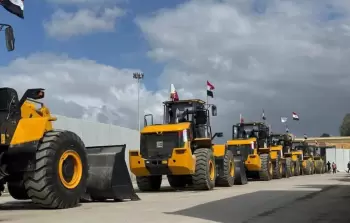 جرافات مصرية على بوابة معبر رفح