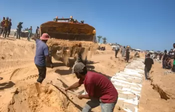 دفن جماعي لشهداء فلسطينيين من غزة - أرشيف