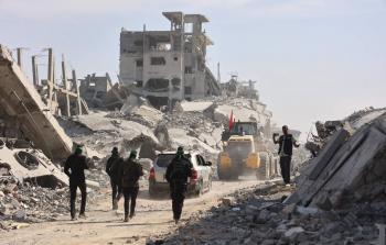 عناصر القسام برفقة الآليات للبحث عن جثامين أسرى الاحتلال