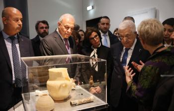 الرئيس عباس يزور معرض 