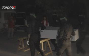 تسليم احد جثامين الاحتلال