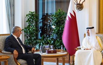 حسين الشيخ مع رئيس الوزراء القطري