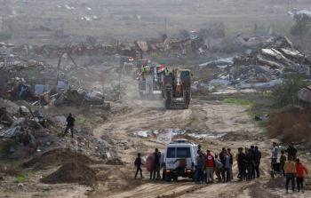 الصليب الأحمر وعناصر القسام شرق مدينة غزة