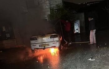 مستوطنون يحرقون مركبات فلسطينية ويخطون شعارات عنصرية