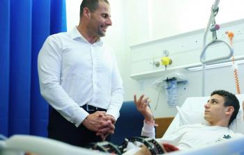 رئيس وزراء مالطا يعود طفلا جريحا من غزة
