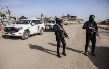 عناصر القسام برفقة طواقم الصليب الأحمر