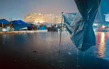 غرق خيام النازحين في منطقة الجندي المجهول بحي الرمال غربي مدينة غزة جراء سقوط الأمطار