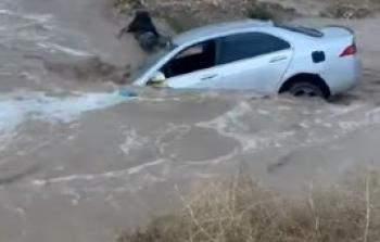 الخليل- سيول غير مسبوقة تفرّق شاباً عن مركبته بالرماضين