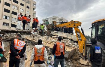 الدفاع المدني ينتشل 77 جثمانًا لشهداء من عائلة سالم غرب غزة