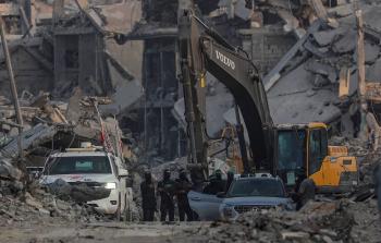 عناصر القسام برفقة الصليب الأحمر للبحث عن جثة آخر أسير إسرائيلي