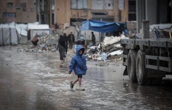 طفل في قطاع غزة خلال تساقط أمطار المنخفض الجوي
