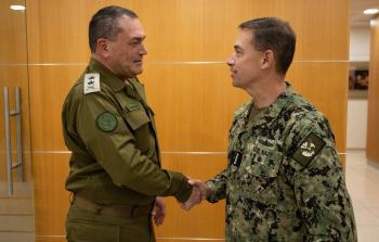 قائد القيادة المركزية الأمريكية يزور إسرائيل لبحث التعاون الدفاعي