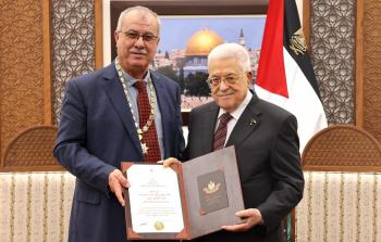 الرئيس عباس يمنح محمد بركة قلادة الكنعانيين الكبرى