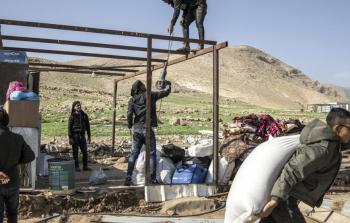 اعتداءات المستوطنين تدفع تجمع بدو رأس عين العوجة للترحيل القسري