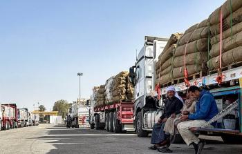 مساعدات متكدسة أمام معبر رفح