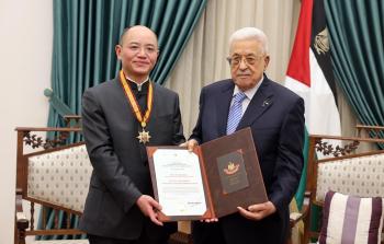 الرئيس عباس يمنح تسنغ جيشين 