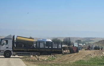 عائلات من شلال العوجا تفكك مساكنها قسرًا تحت ضغط اعتداءات المستوطنين