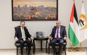 حسين الشيخ والقنصل الإسباني