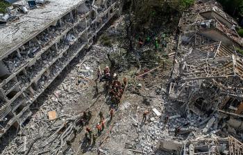 قوات إسرائيلية في موقع دمار مبانٍ بتل أبيب جراء هجوم صاروخي إيراني