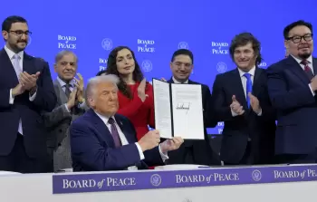 ترامب خلال توقيعه ميثاق مجلس السلام بشأن غزة