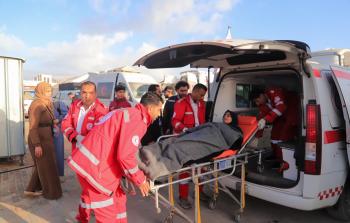  الهلال الأحمر يسهّل مغادرة دفعة جديدة من المرضى والمسافرين عبر معبر رفح