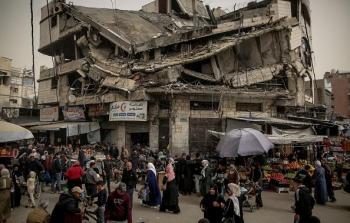 سكان قطاع غزة وسط الدمار